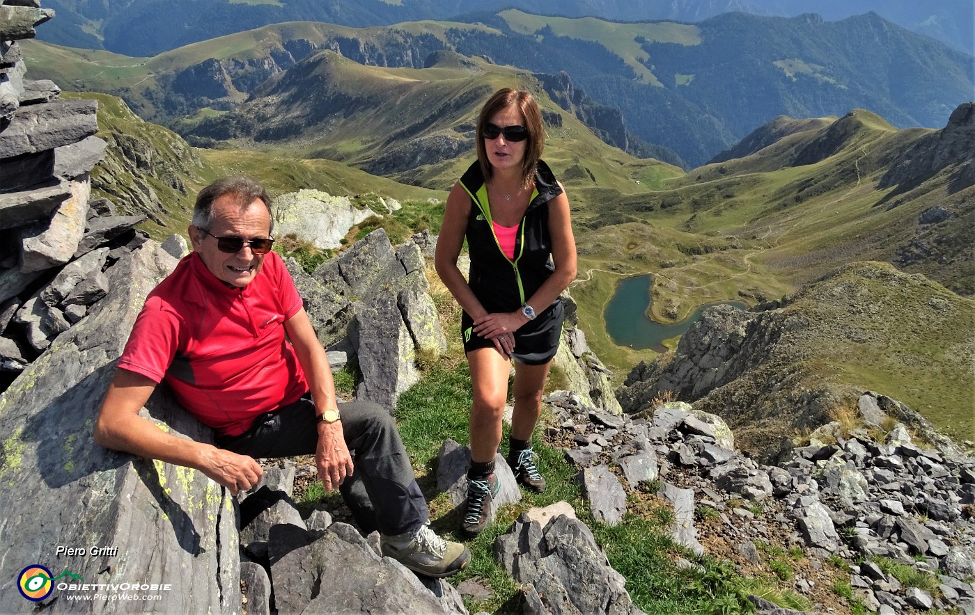 63 Dalla vetta del Valletto vista a picco sui sottostanti Laghetti di Ponteranica.JPG